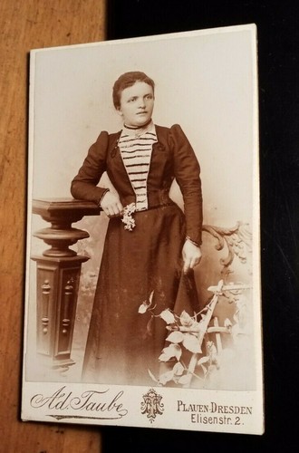Stehende junge frau kulisse - stehende,